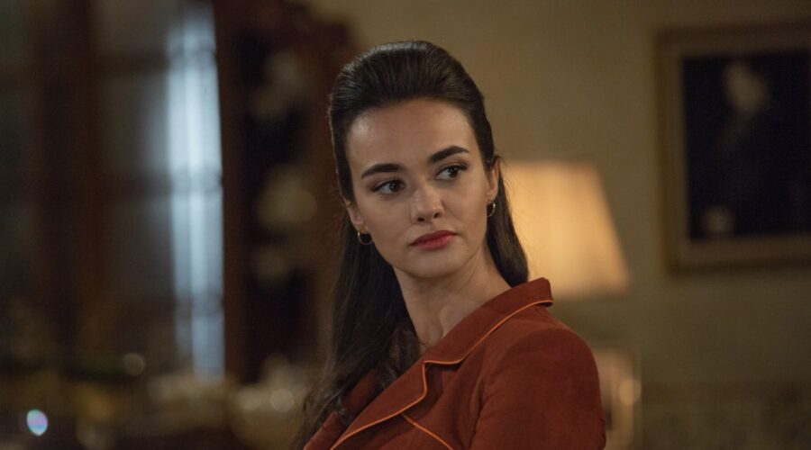 Hande Soral (Ümit Kahraman/Ayla Özden) in una scena di