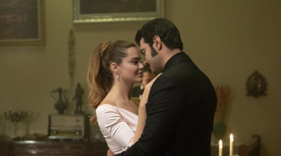 Da sinistra: Hilal Altinbilek (Züleyha) e Murat Ünalmis (Demir) in una scena di “Terra Amara”. Credits: RTI Mediaset.