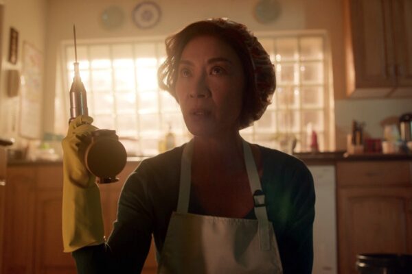 Michelle Yeoh in un'immagine della serie tv “The Brothers Sun”. Credits: Netflix.