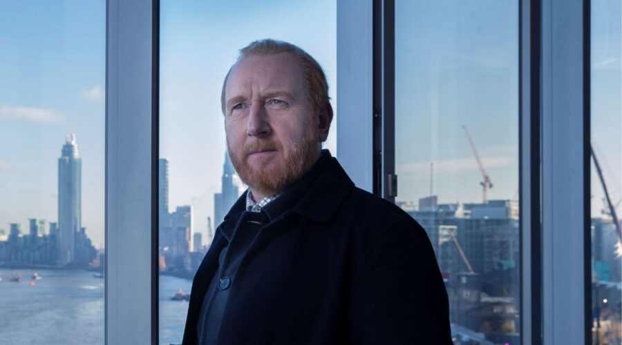 Adrian Scarborough in una scena di “The Chelsea Detective”. Credits: Giallo.