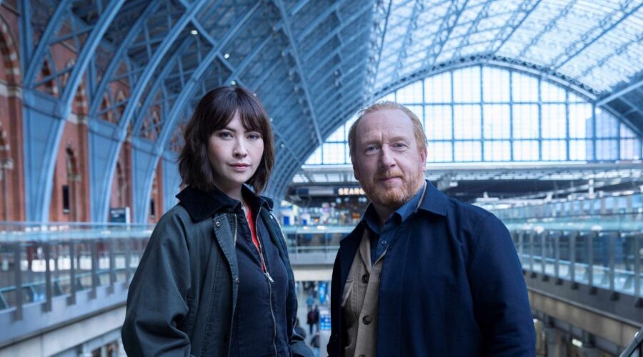 Da sinistra: Vanessa Emme e Adrian Scarborough nella seconda stagione di “The Chelsea Detective”. Credits: Giallo.