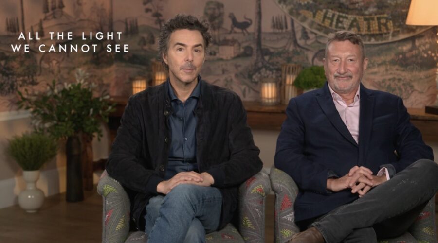 Da sinistra: Shawn Levy e Steven Knight, rispettivamente produttore e sceneggiatore di “Tutta la luce che non vediamno”. Credits: Tvserial.it.