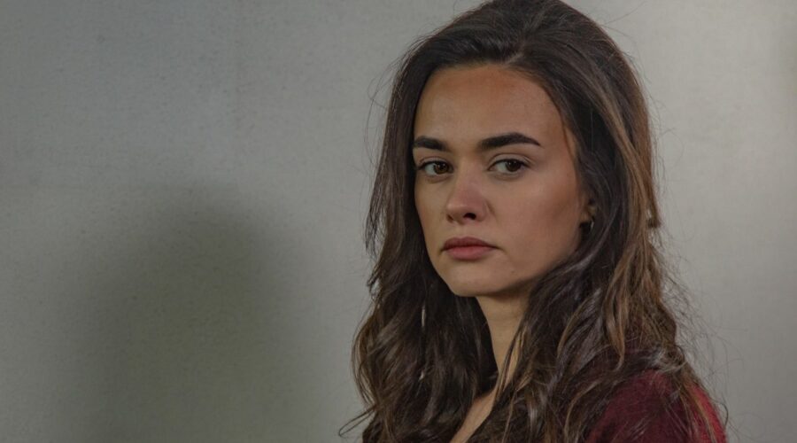 Hande Soral (Ümit Kahraman/Ayla Özden) in una scena di