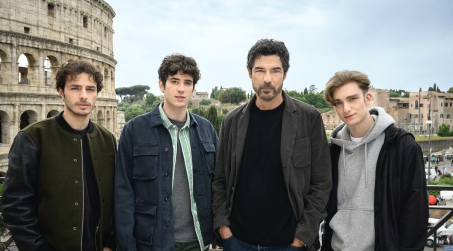 Da sinistra: Damiano Gavino, Nicolas Maupas, Alessandro Gassmann e Domenico Cuomo in una foto per “Un Professore”. Credits: Rai Fiction.