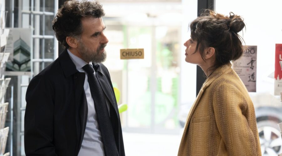 Da sinistra: Nicola (Thomas Trabacchi) e Ania (Claudia Pandolfi) in “Un Professore 2”. Credits: Anna Camerlingo/Banijay Studios Italy.