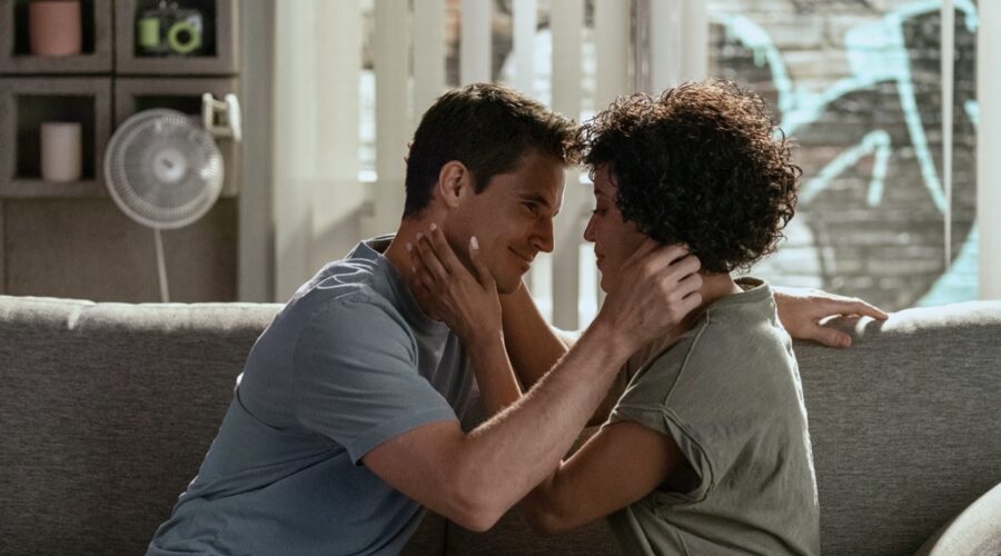 Da sinistra: Robbie Amell (Nathan e, Andy Allo (Nora) in una scena di “Upload”. Credits: Liane Hentscher/Prime Video.