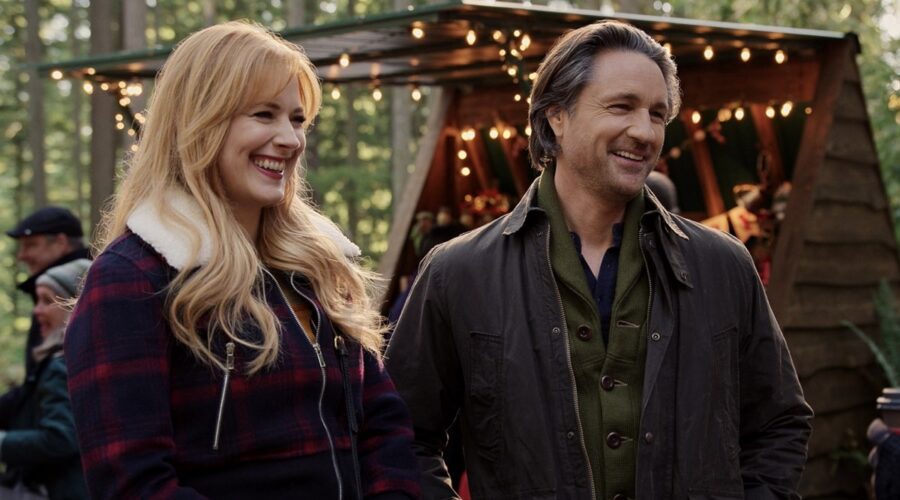 Da sinistra a destra: Alexandra Breckenridge nel ruolo di Mel Monroe, Martin Henderson nel ruolo di Jack Sheridan in “Virgin River”. Per gentile concessione di Netflix © 2023.