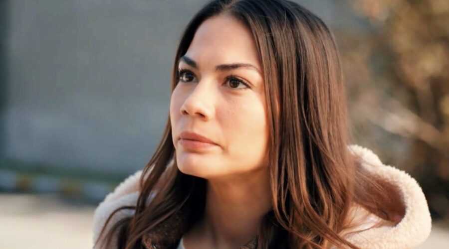 Dopo una discussione con Baris, Zeynep (Demet Ozdemir) si licenzia in “My Home My Destiny 2”. Credits: Cattura schermo/Mediaset Infinity.