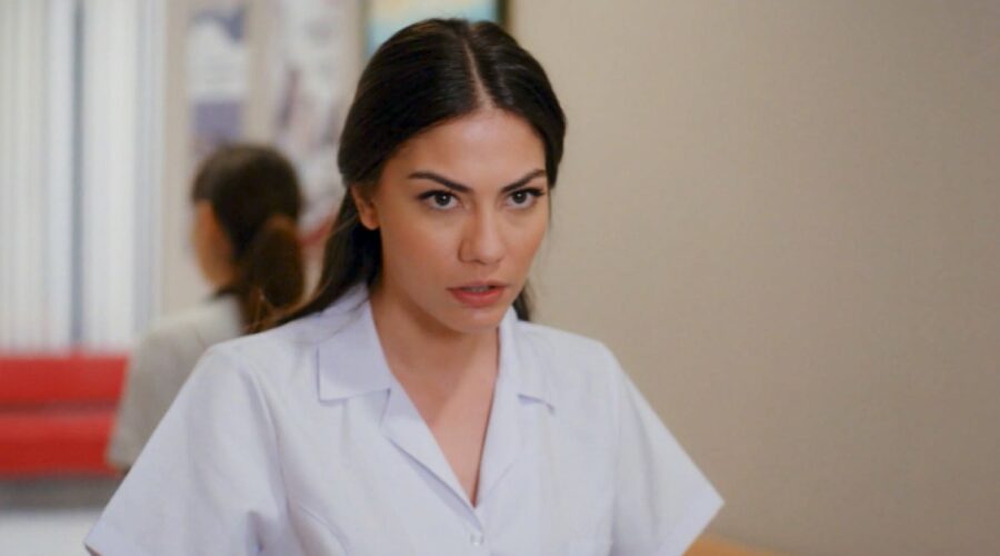 Zeynep vestita da infermiera in una scena di “My Home My Destiny”. Credits: Cattura schermo/Mediaset Infinity.