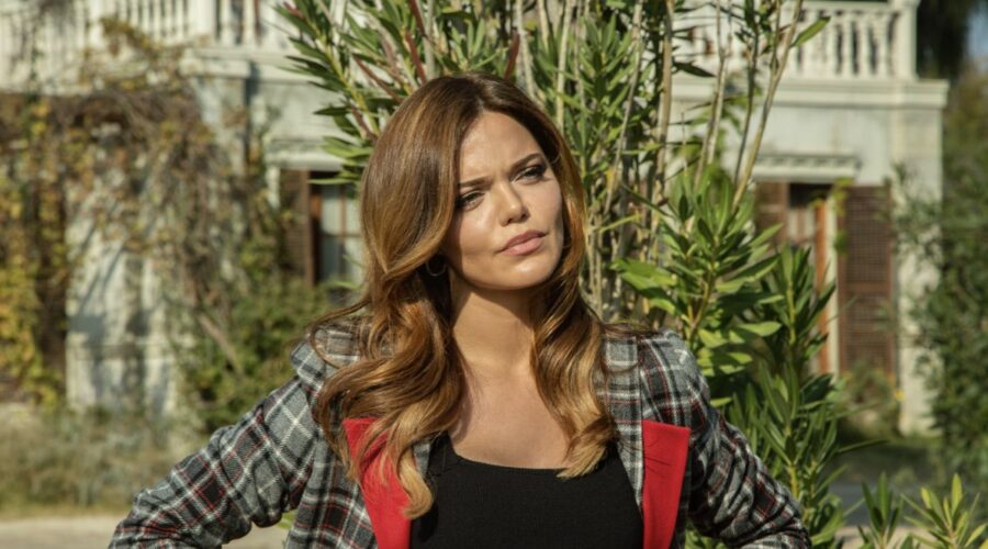 Hilal Altınbilek (Züleyha) in una scena di