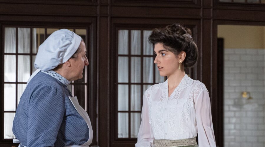 Da sinistra: Carmen Flores (Simona Martínez) e Paula Losada (Jimena De Los Infantes) ne “La Promessa”. Credits: RTI Mediaset.