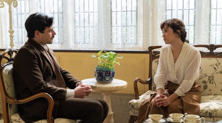 Da sinistra: Arturo Sancho (Manuel Luján) e Carmen Asecas (Catalina Luján) ne “La Promessa”. Credits: RTI Mediaset.