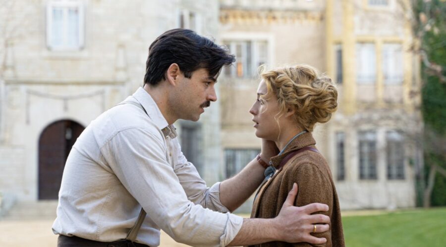 Da sinistra: Arturo Sancho (Manuel Luján) e Ana Garces (Jana Exposito) in una scena de “La Promessa”. Credits: RTI Mediaset.