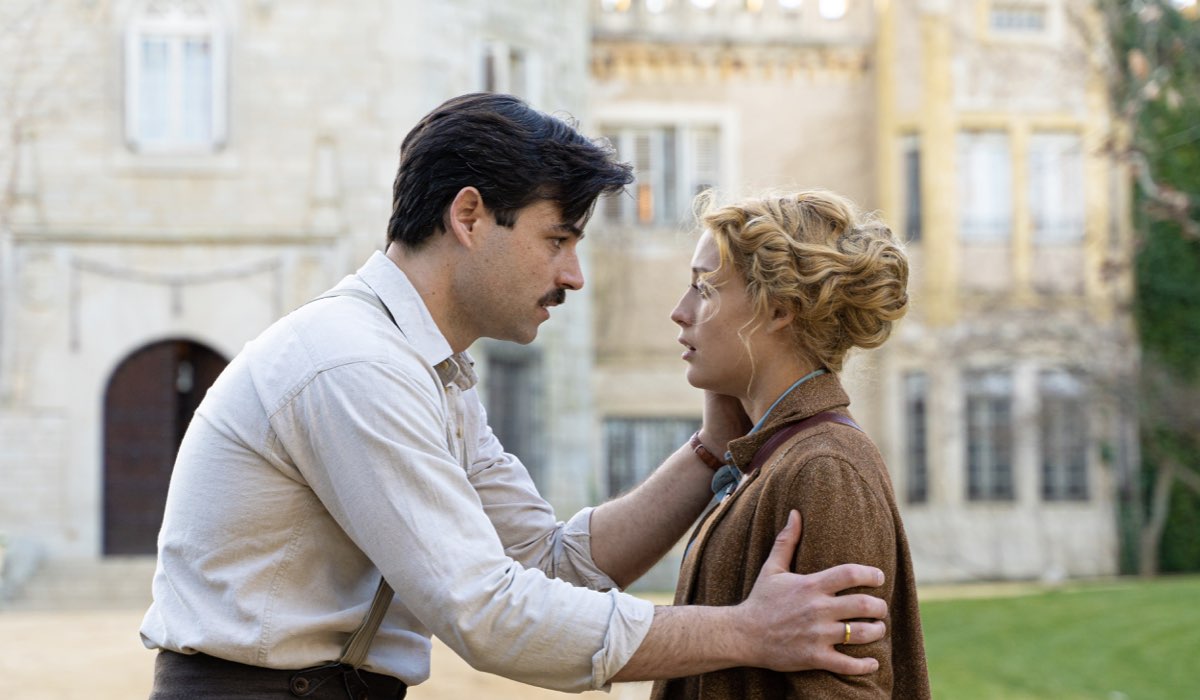 Da sinistra: Arturo Sancho (Manuel Luján) e Ana Garces (Jana Exposito) in una scena de “La Promessa”. Credits: RTI Mediaset.
