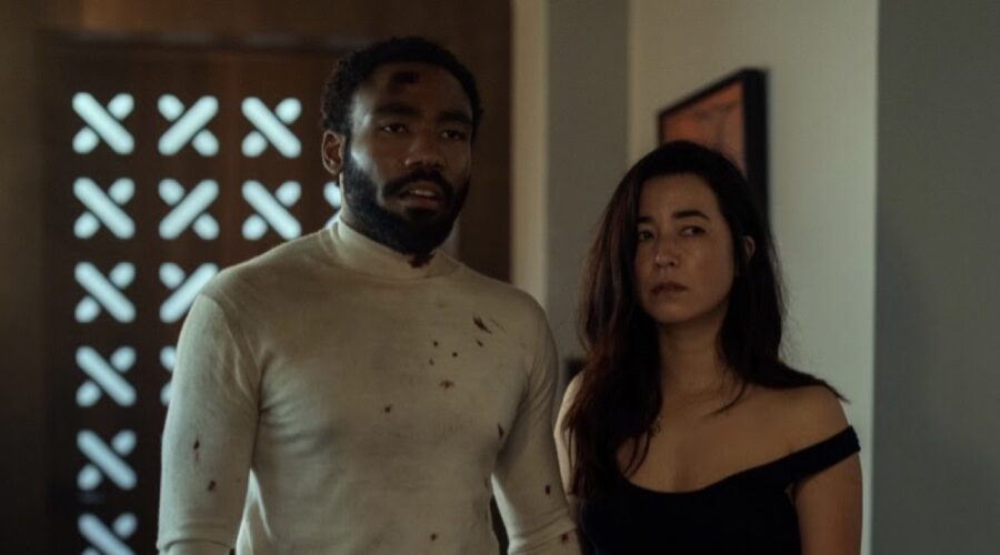 Da sinistra: Donald Glover nei panni di John Smith e Maya Erskine nel ruolo di Jane Smith in “Mr and Mrs Smith”, la serie tv. Credits: Prime Video.