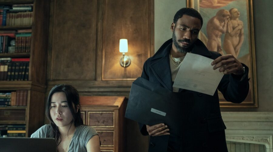 Da sinistra: Maya Erskine nel ruolo di Jane Smith e Donald Glover nei panni di John Smith in “Mr and Mrs Smith”, la serie tv. Credits: Prime Video.