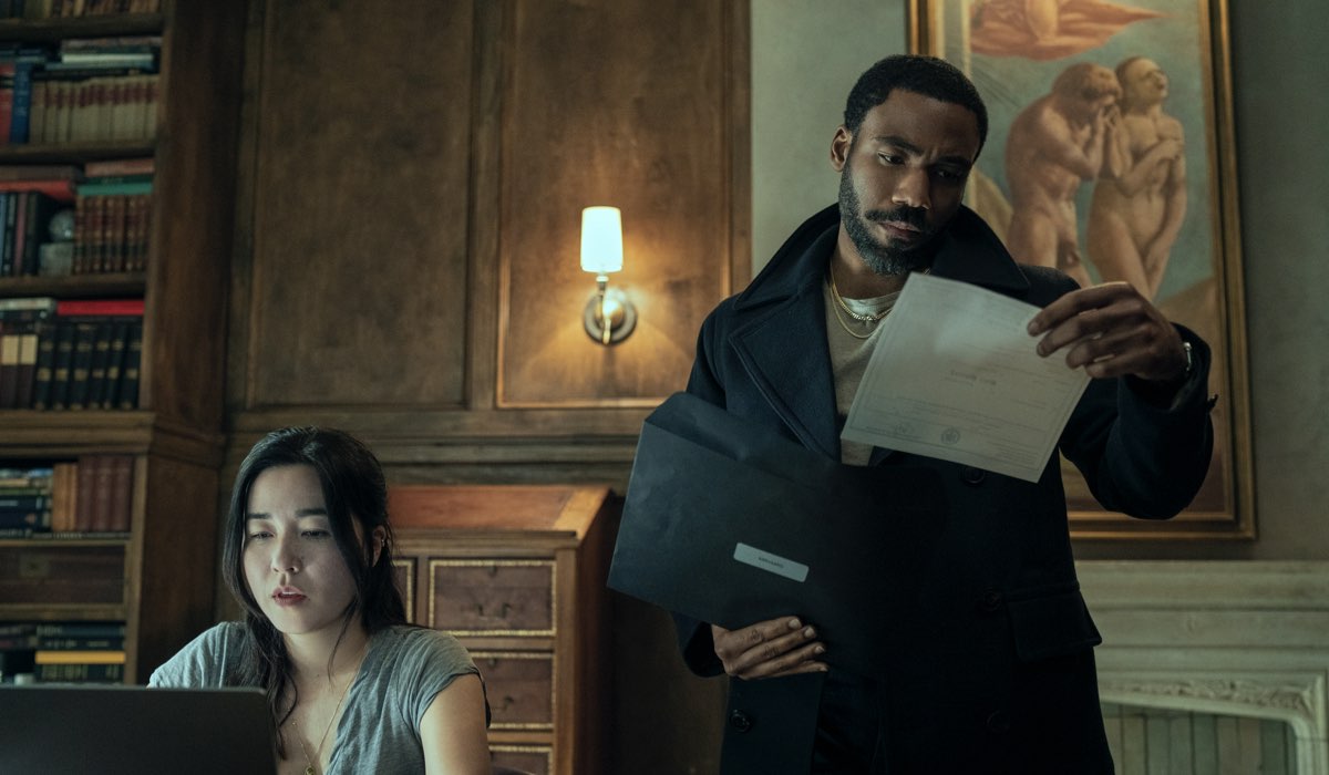 Da sinistra: Maya Erskine nel ruolo di Jane Smith e Donald Glover nei panni di John Smith in “Mr and Mrs Smith”, la serie tv. Credits: Prime Video.