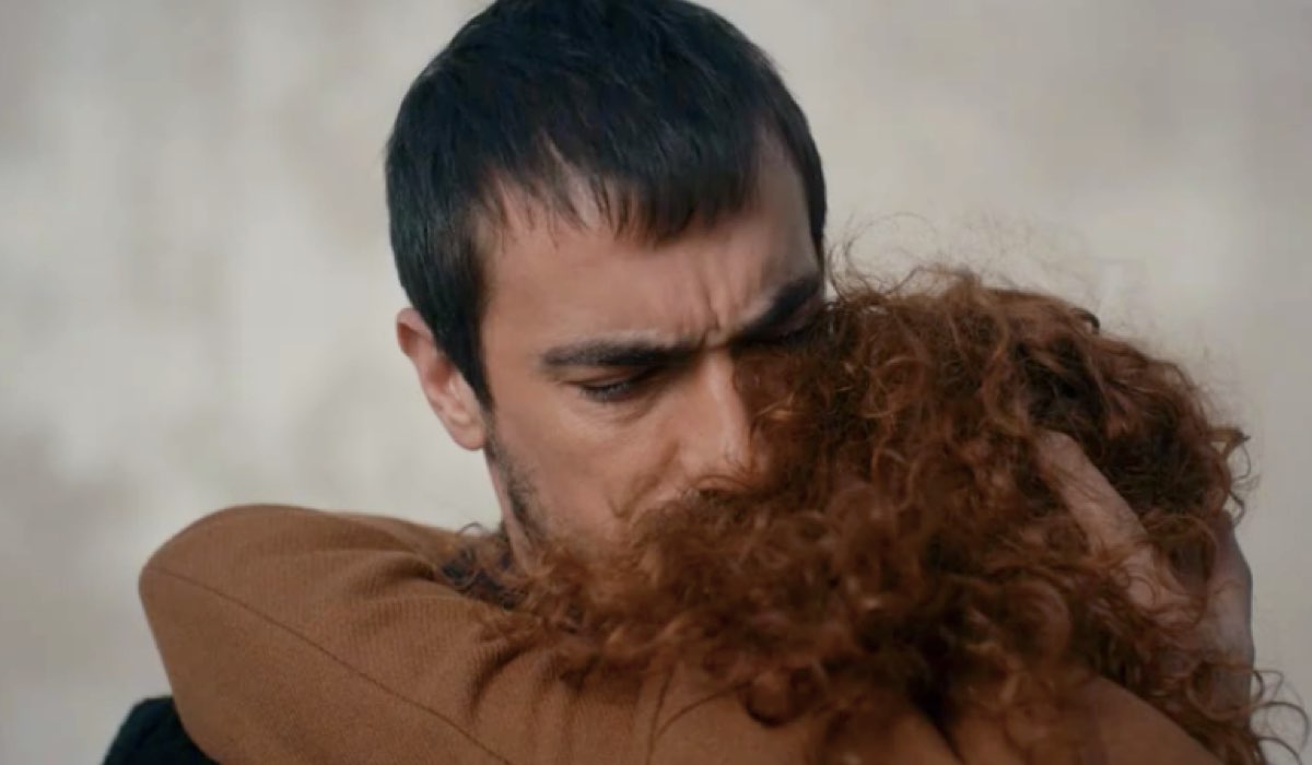 Mehdi liberato dal carcere riabbraccia la sorella in “My Home My Destiny” seconda stagione. Credits: Cattura schermo/Mediaset Infinity.