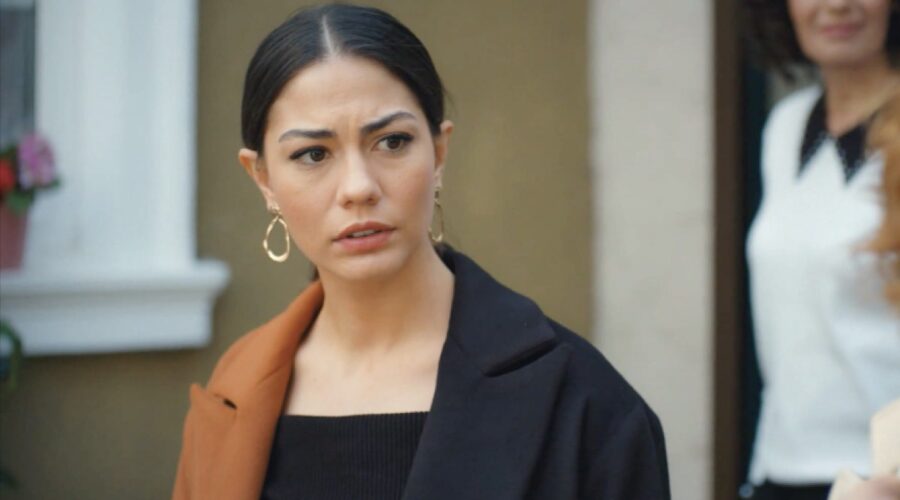 Zeynep attaccata da Ozlem in una scena di “My Home My Destiny”. Credits: Cattura schermo/Mediaset Infinity.