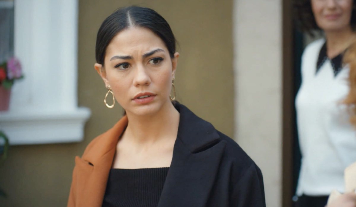 Zeynep attaccata da Ozlem in una scena di “My Home My Destiny”. Credits: Cattura schermo/Mediaset Infinity.