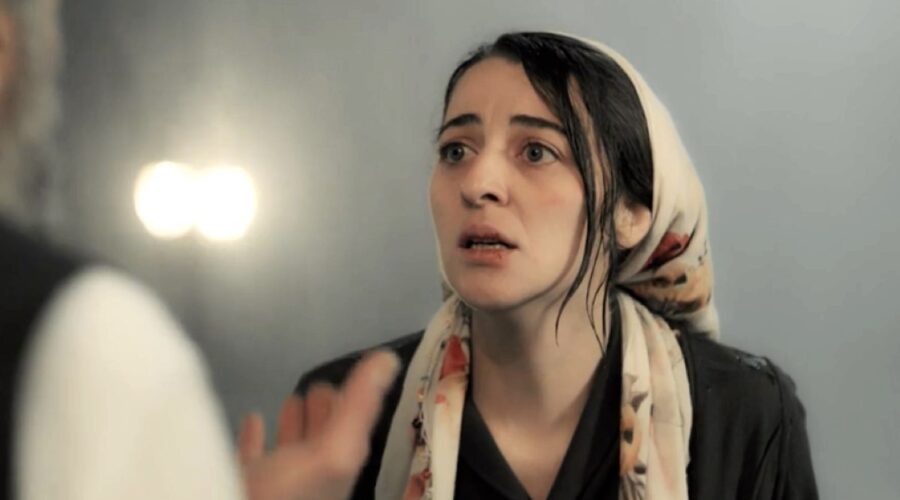 Safiye, la madre di Fikret, in una scena di “Terra Amara”. Credits: Cattura schermo.