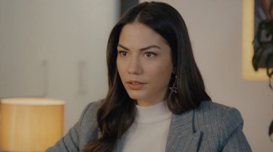 Zeynep (Demet Ozdemir) parla con Buse in “My Home My Destiny 2”. Credits: Cattura schermo/Mediaset Infinity.