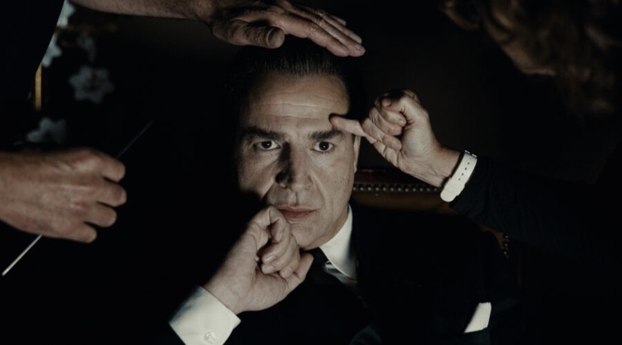 Alberto San Juan È Cristóbal Balenciaga In Cristóbal Balenciaga Credits Disney Plus