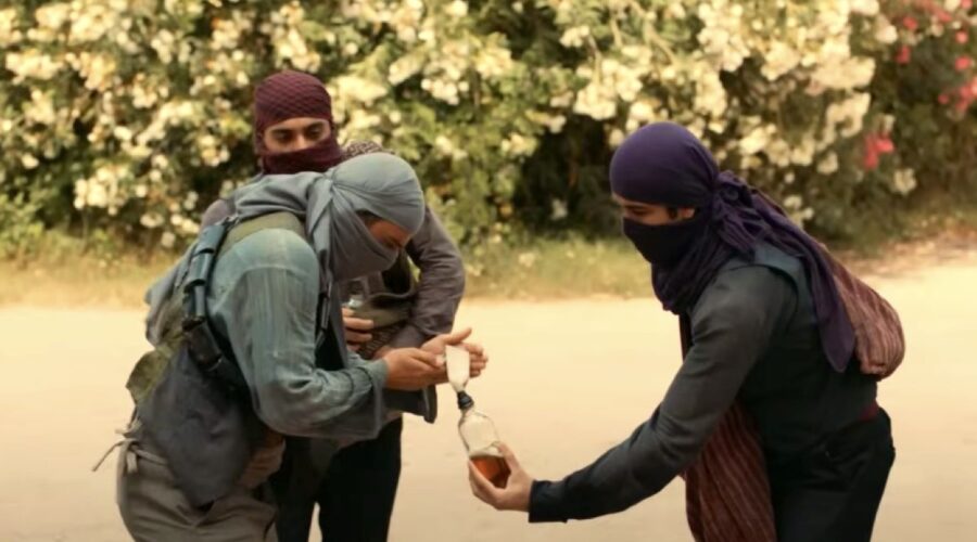 Dei banditi incendiano una molotov nell'assalto alla villa Yaman in “Terra Amara”. Credits: Cattura schermo/YouTube.