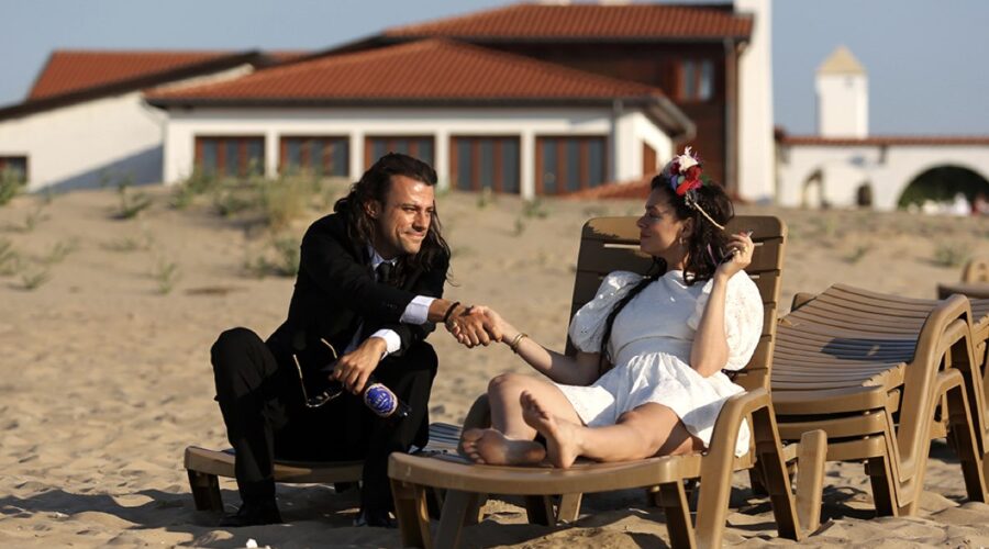 Barış (Salih Bademci) e Deniz (Özge Özpirinççi) nella locandina di