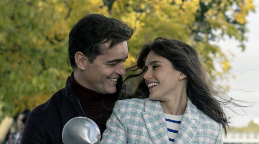 Blue Monkeys (L To R) Pedro Alonso As Berlín, Samantha Siqueiros As Camile In Episode 02 Of Blue Monkeys. Cr. Tamara Arranz Netflix