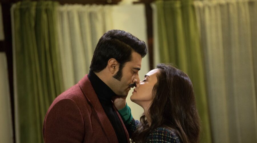 Da sinistra: Murat Ünalmis (Demir) e Hande Soral (Ümit Kahraman/Ayla Özden) in una scena di ”Terra Amara”. Credits: Mediaset