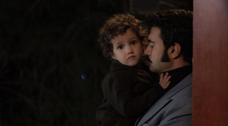 Da sinistra: Ömer Fethi Canpolat (Adnan Yilmaz) e Murat Ünalmis (Demir) in una scena di “Terra Amara”. Credits: Mediaset.