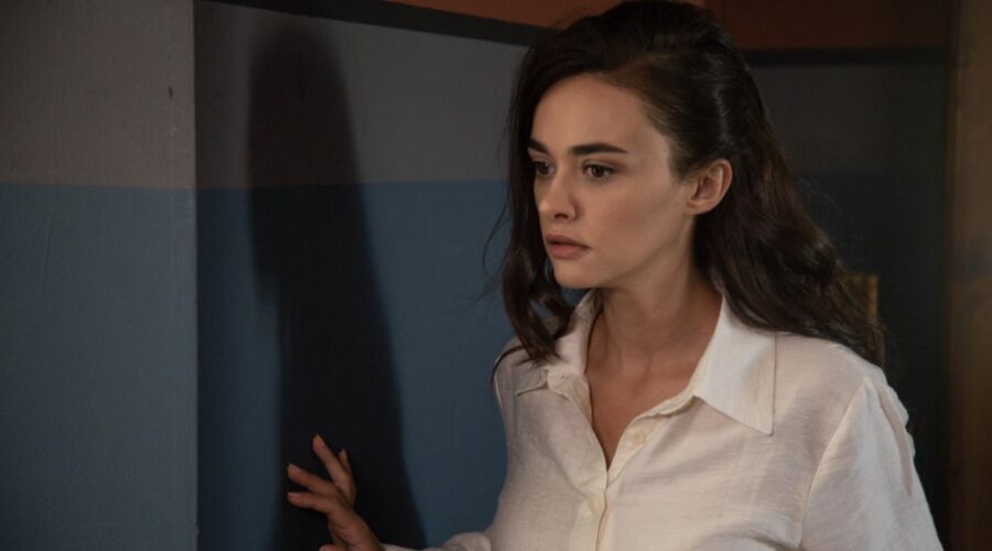 Hande Soral (Ümit Kahraman/Ayla Özden) in una scena di ”Terra Amara”. Credits: Mediaset.