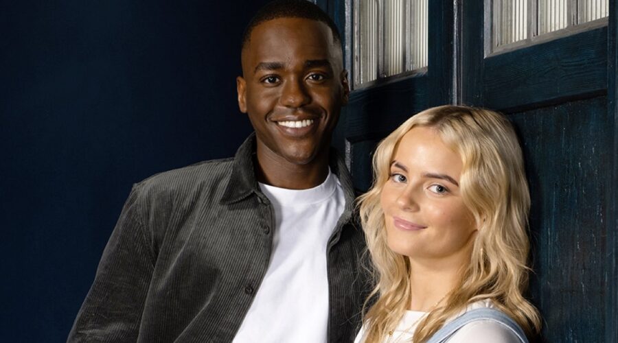 Da sinistra: Ncuti Gatwa e Millie Gibson nei panni del Quindicesimo Dottore e Ruby Sunday in “Doctor Who”. Credits: Bad Wolf/BBC Studios/Disney+.