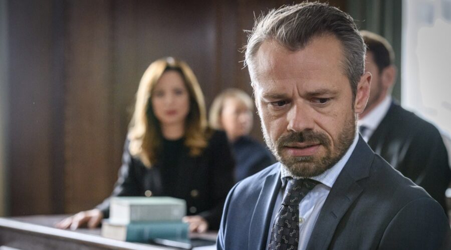 Sven Waasner interpreta Erik Vogt in una scena di “Tempesta D'Amore”. Credits: Das Erste/RTI Mediaset. (Tempesta D'Amore 27 dicembre 2023)