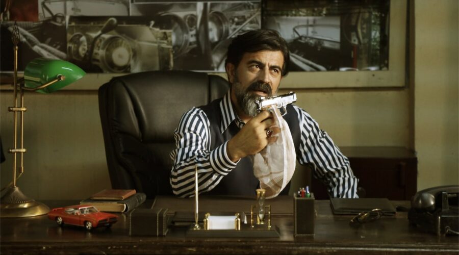 Erkan Bektas (Abdülkadir Keskin) in una scena di 