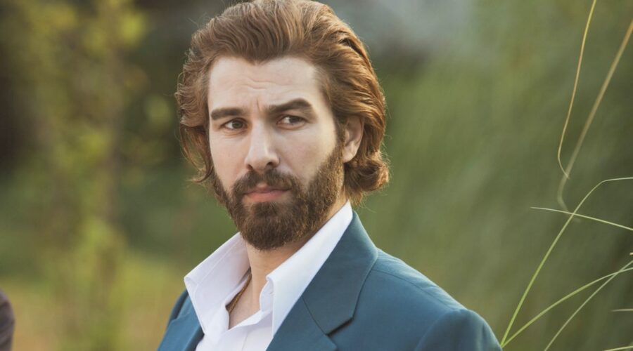 Fikret (Furkan Palali) in una scena di