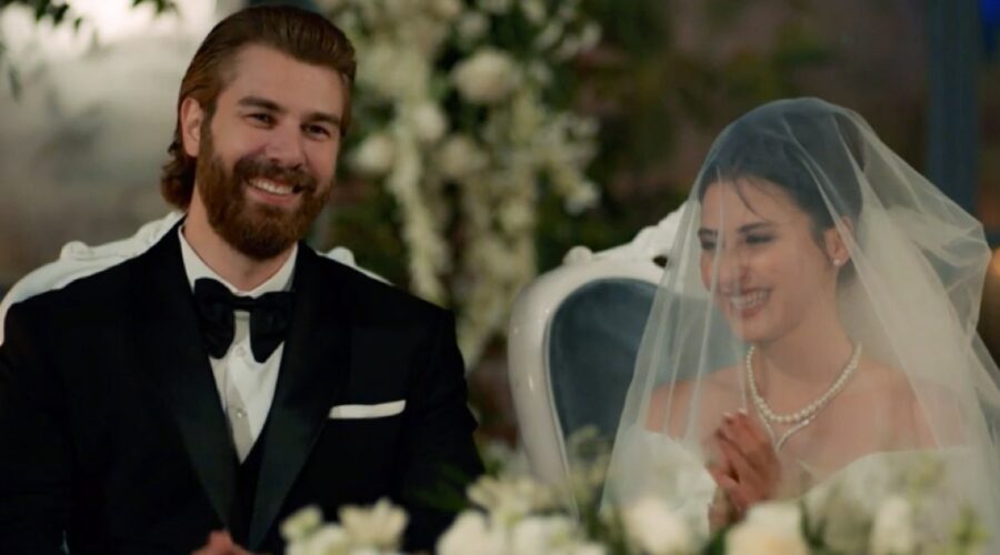 Da sinistra: Fikret sposa Zeynep nel finale di “Terra Amara”. Credits: Cattura schermo/Antena3.