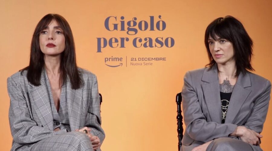 Da sinistra: Ambra Angiolini e Asia Argento nell'intervista per “Gigolò Per Caso”. Credits: Tvserial.it.