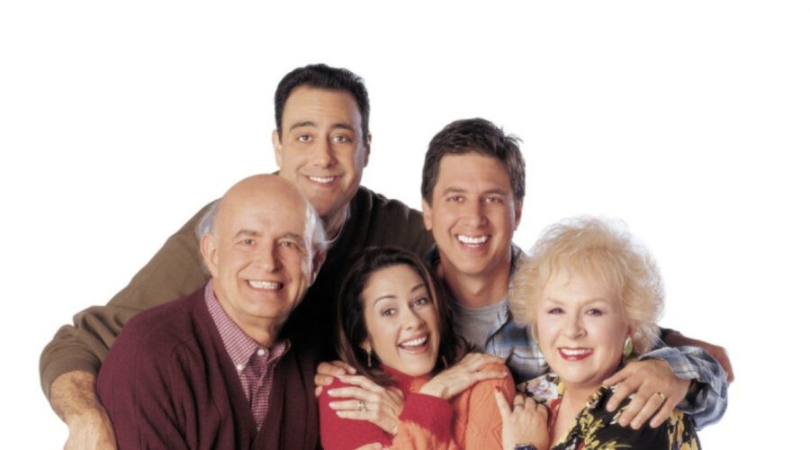 Immagine Di Copertina Tutti Amano Raymond Credits Prime Video