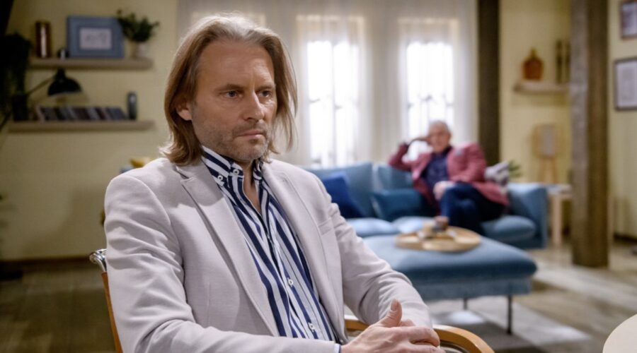 Erich Altenkopf (Michael) in una scena di “Tempesta D'Amore”. Credits: Das Erste/Rti Mediaset. (Tempesta D'Amore 31 dicembre 2023)