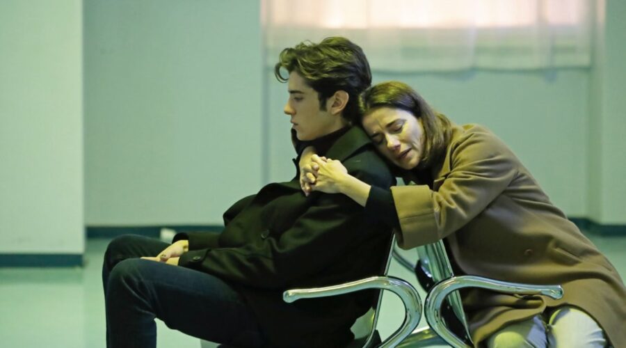 Da sinistra: Nicolas Maupas e Valentina Romani in una scena di 