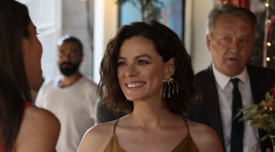 Özge Özpirinçci (Deniz) In Una Scena Di 