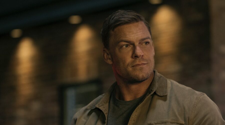 Alan Ritchson in una scena della seconda stagione di “Reacher”. Credits: Prime Video.