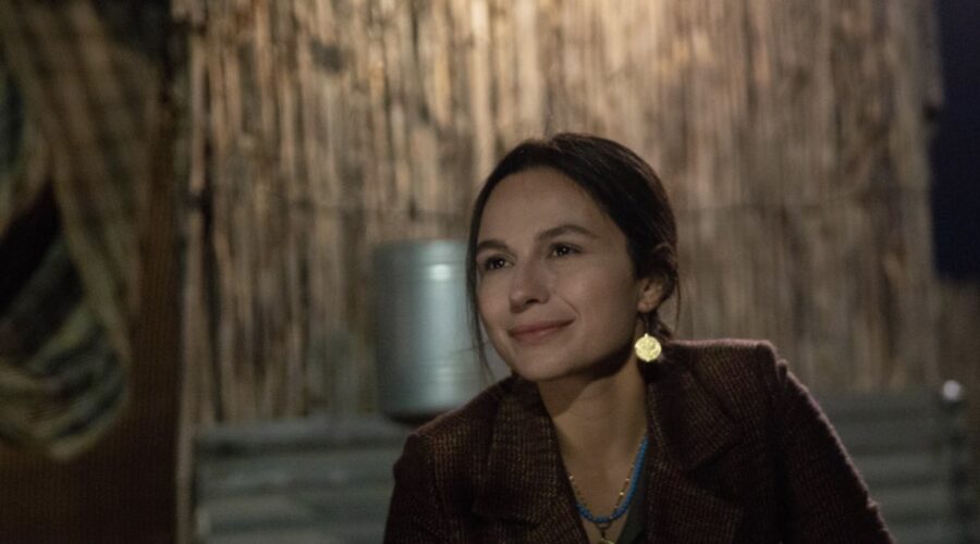 Selin Yeninci (Saniye) in una scena di 