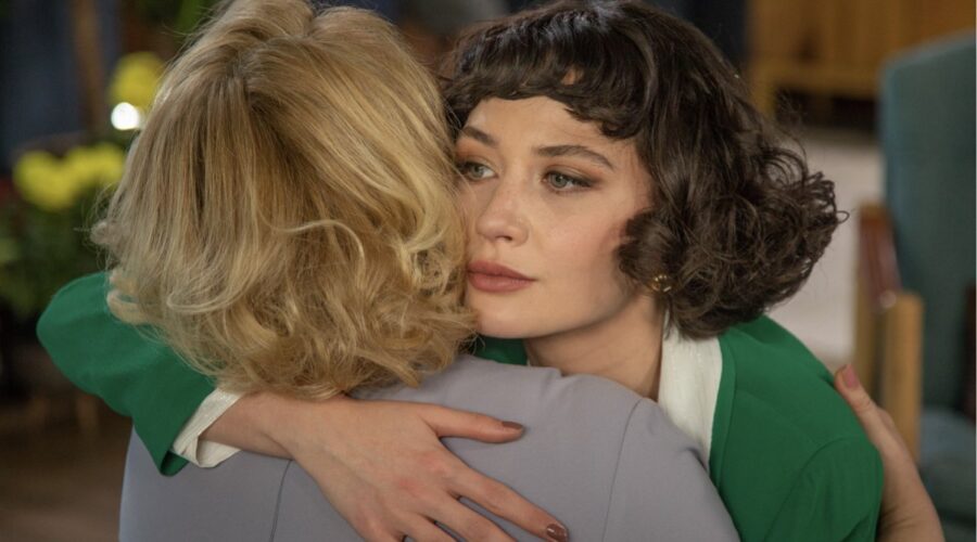 Da sinistra: Sibel Tasçioglu (Sermin) e Ilayda Çevik (Betül) in una scena di “Terra Amara”. Credits: Mediaset.