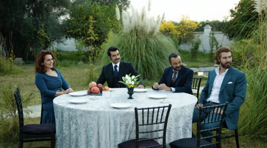 Da sinistra: Nazal Kesal (Sevda Çaglayan), Murat Ünalmis (Demir), Kerem Alisik (Fekeli), Furkan Palali (Fikret) in “Terra Amara”. Credits: Mediaset.