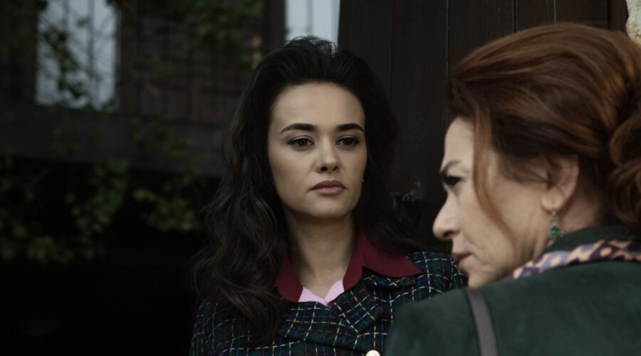 Hande Soral (Ümit Kahraman/Ayla Özden) in una scena di “Terra Amara”. Credits: Mediaset.