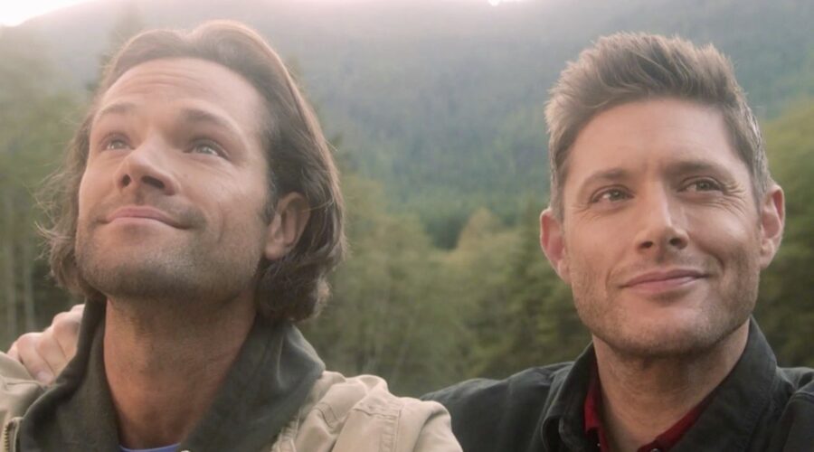 Da sinistra: Sam e Dean Winchester in un fotogramma del finale di “Supernatural”. Credits: Cattura schermo.