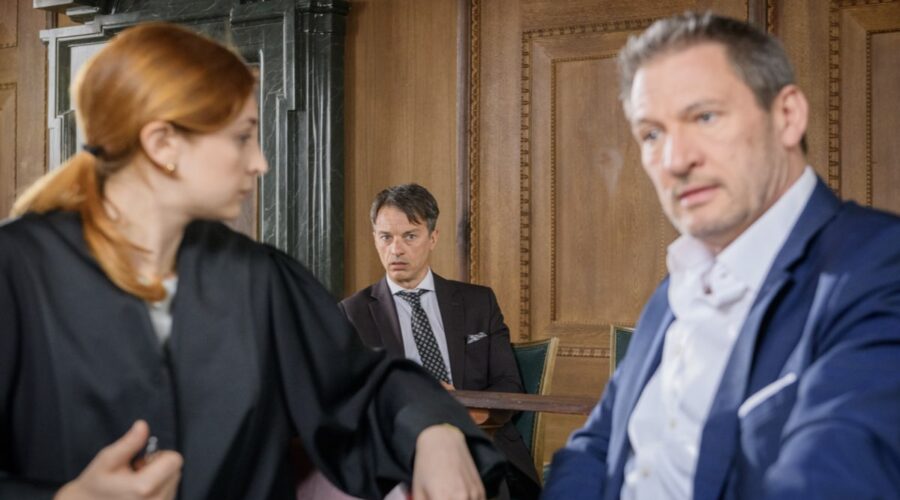 Da sinistra: Sophia Schiller (Constanze Von Thalheim), Lorenzo Patané (Robert Saalfeld) e Dieter Bach (Christoph Saalfeld) in una scena di “Tempesta D'Amore”. Credits: Das Erste/RTI Mediaset. (Tempesta D'Amore 26 dicembre 2023)